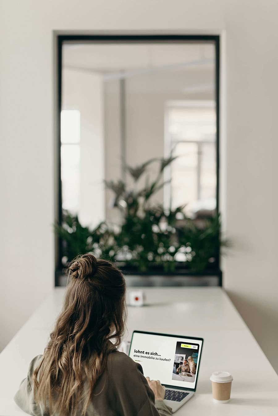 Eine junge Frau die vor einem Rechner sitzt und den Zukunftsrechner von lohnt es sich benutzt