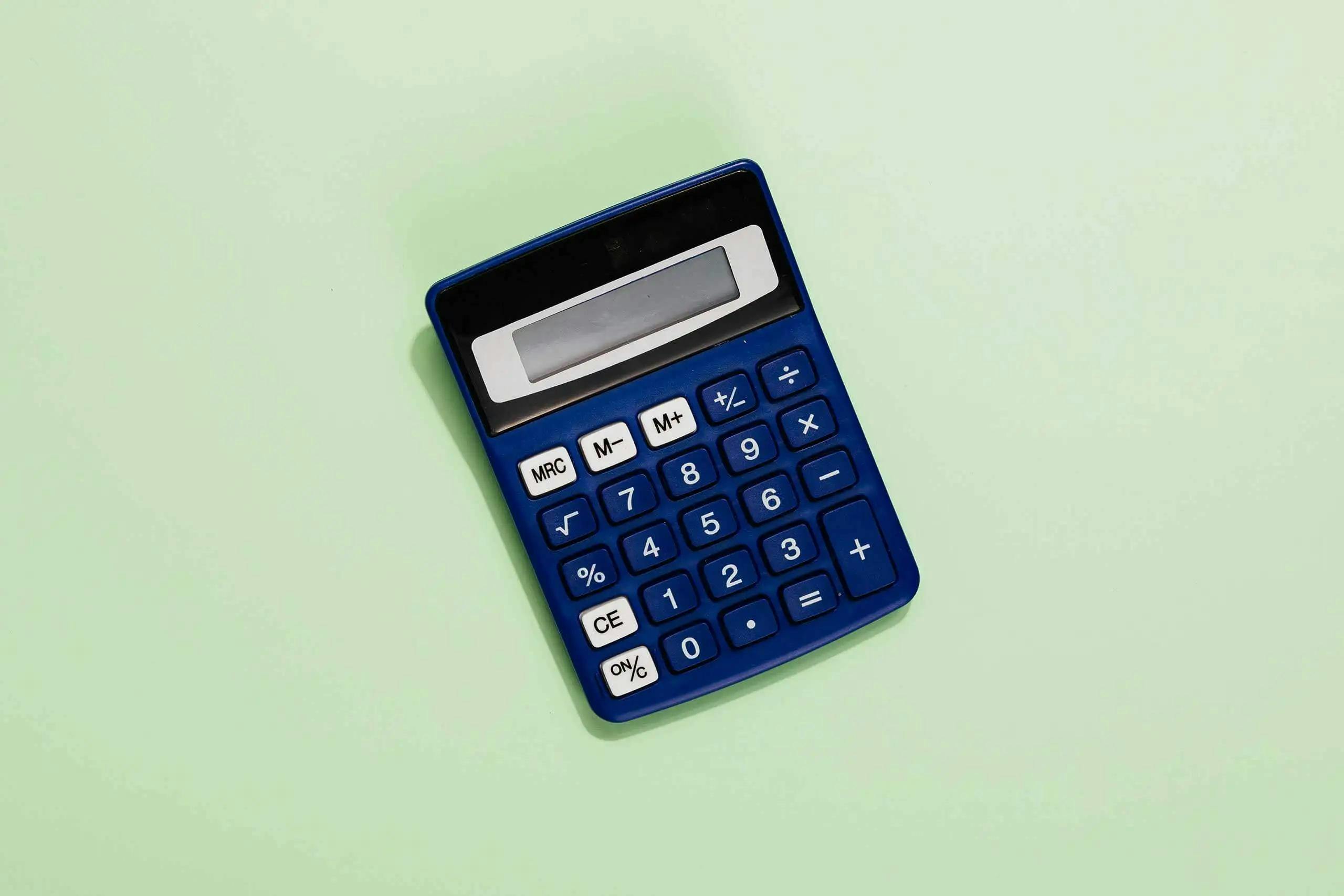 Ein blauer Taschenrechner der die aktuellen Bauzinsen ausrechnet
